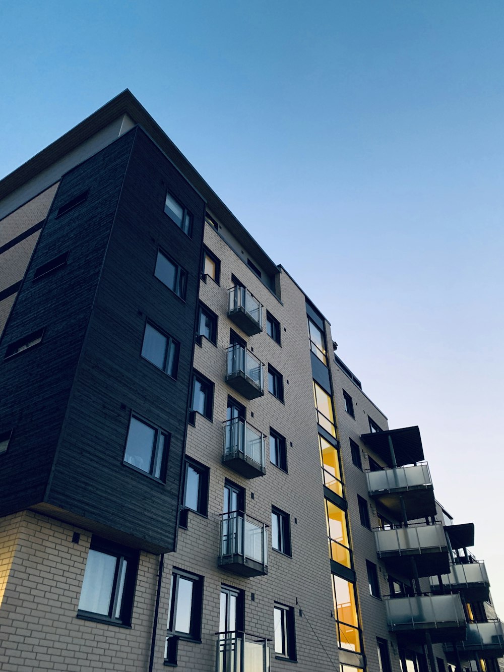 Verbreiterter, stützenfreier Balkon an einer modernen Fassade